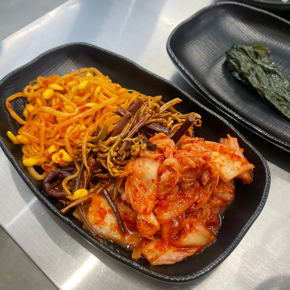 명이와 김치 등 반찬 접시