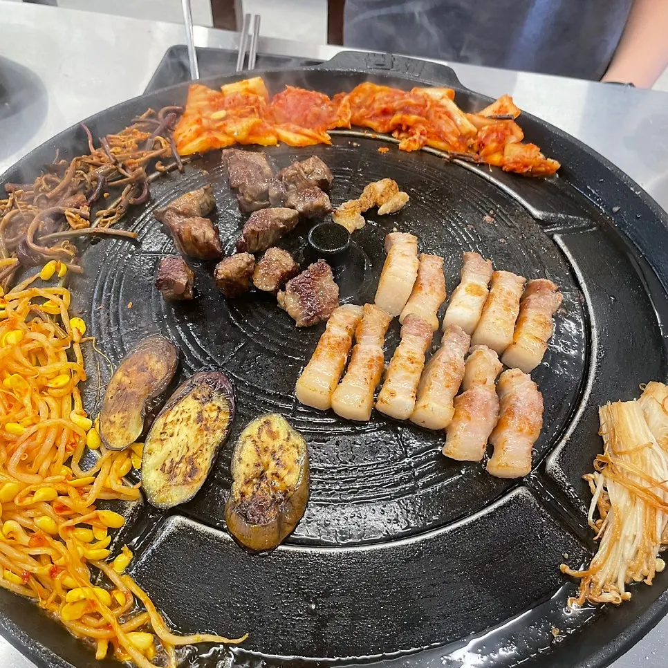 굽고 있는 삼겹살과 가지·버섯