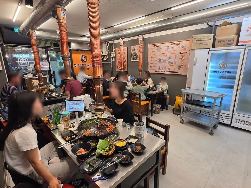 Wide view of the dining hall seating at Ssamchae Sotttukkeong Samgyeopsal