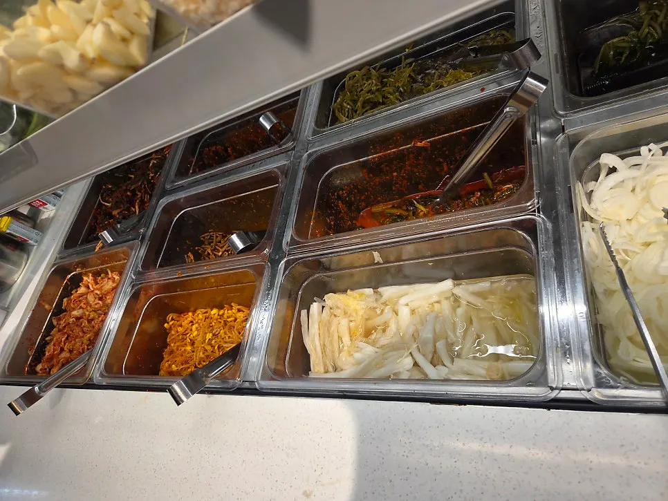Wide variety of self-bar side dishes and wrap greens