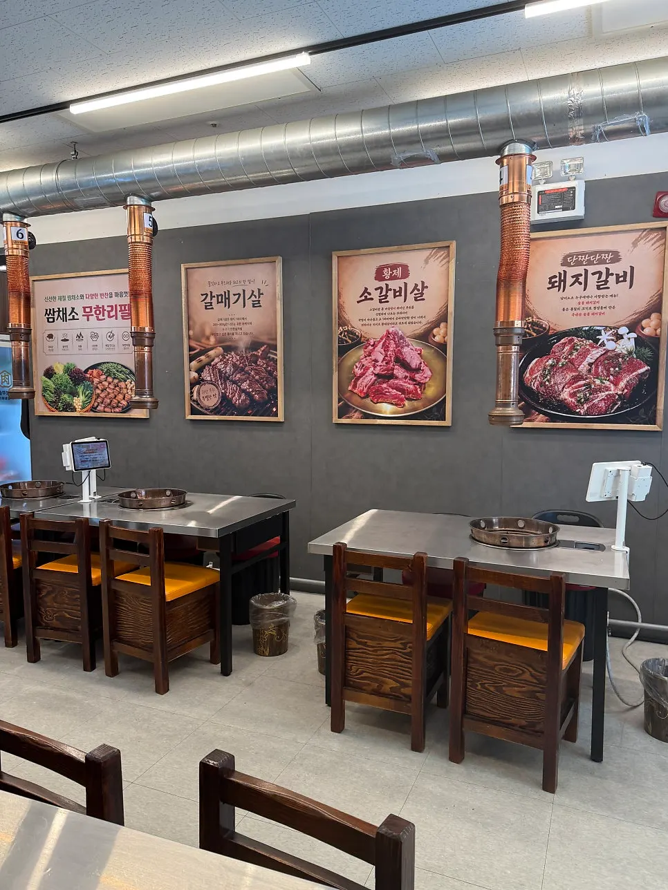 Neatly maintained table seating