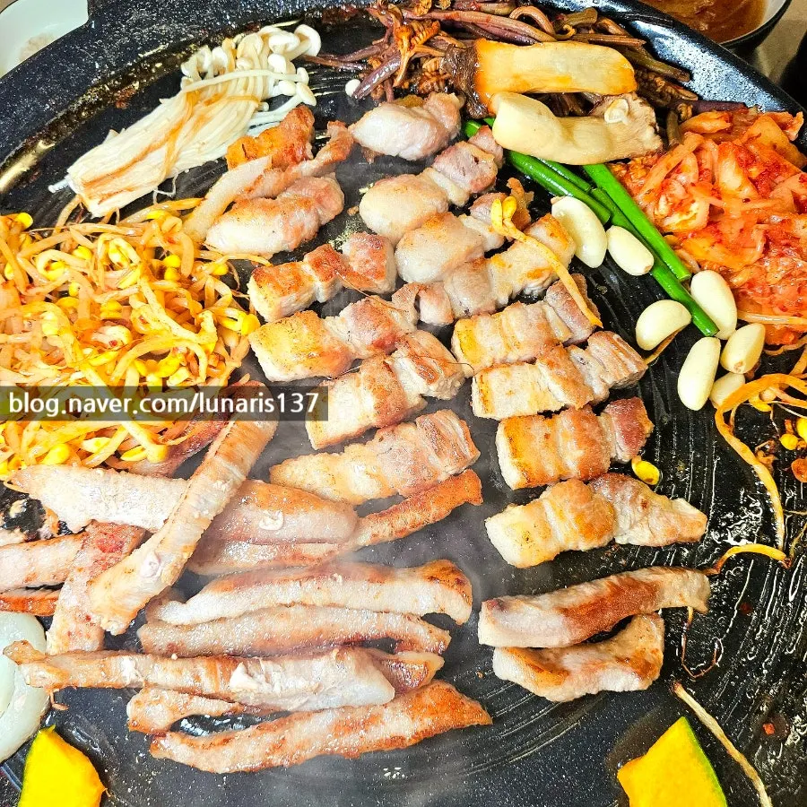 Main photo of grilled meat on the sotttukkeong grill at Sanggu's Sotttukkeong Samgyeopsal Gueui Branch