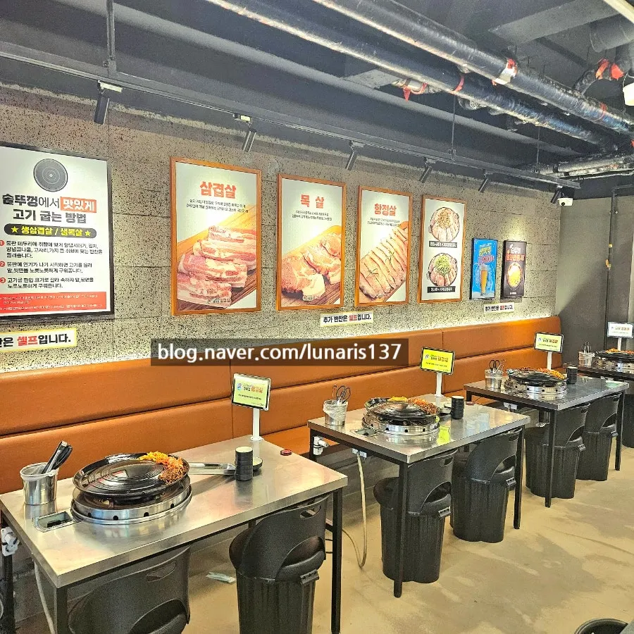 Seating with the grill plate and basic side dishes set out
