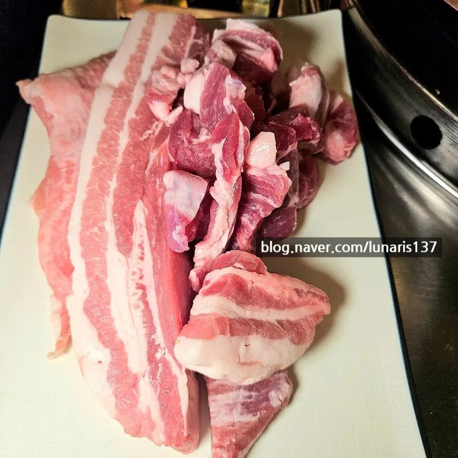Raw pork jowl, jjondeuksal, and fresh pork belly served à la carte