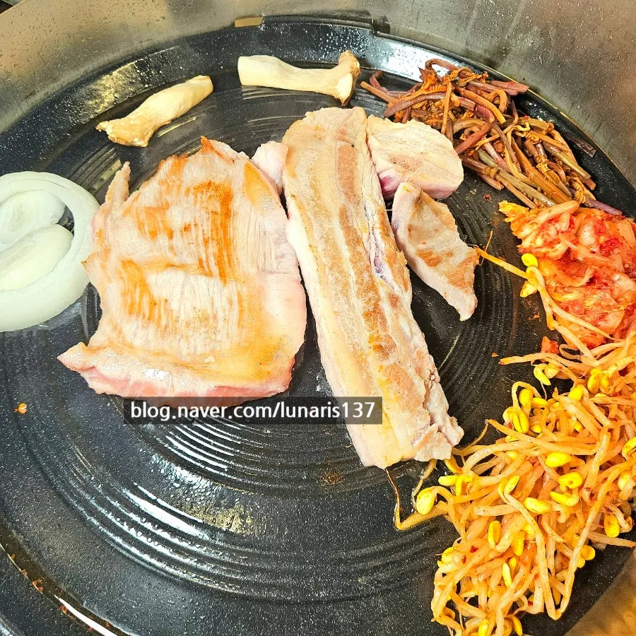 Staff grilling pork jowl on the sotttukkeong grill