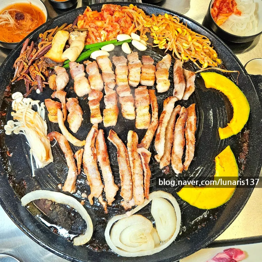 Sweet pumpkin and vegetables grilled at the edge of the sotttukkeong grill