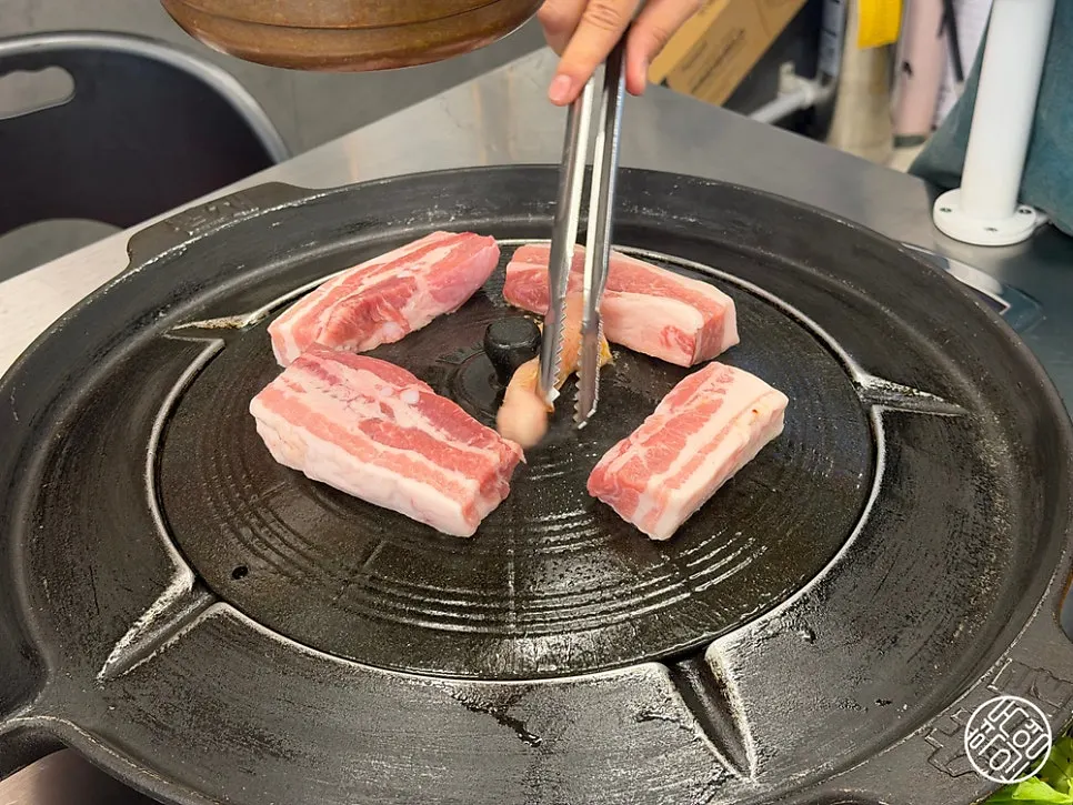 도톰하게 썰린 삼겹살 두께