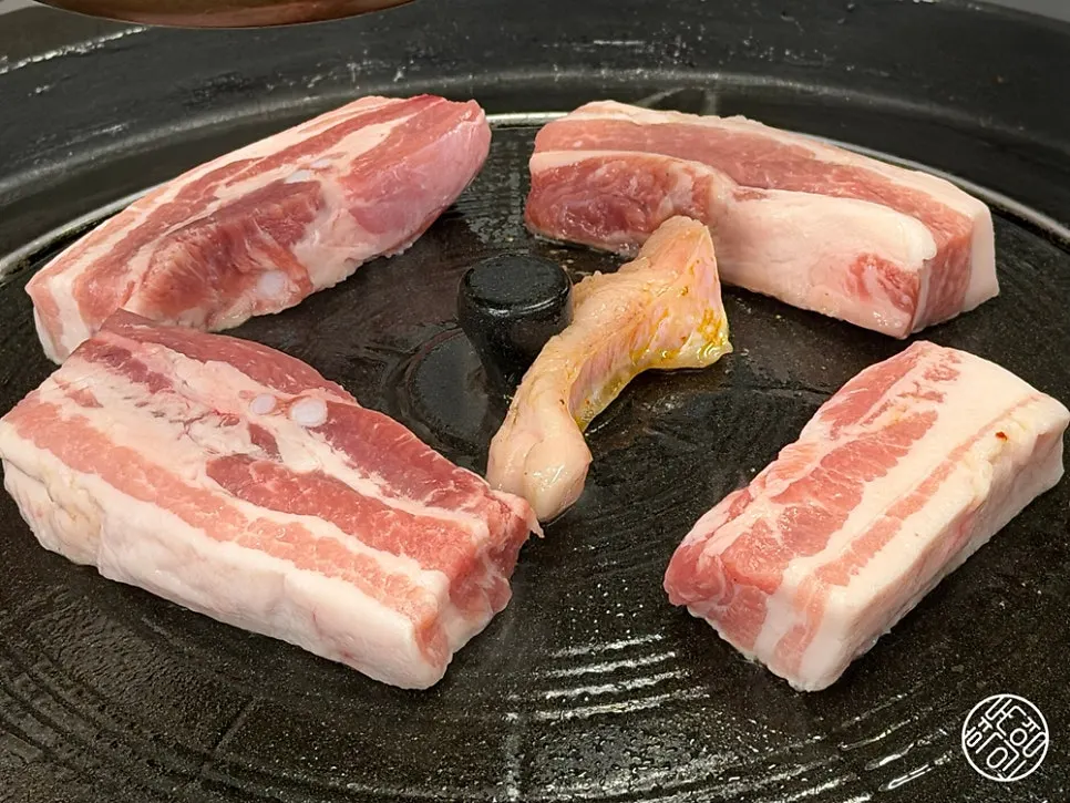 솥뚜껑 위에 올려진 삼겹살