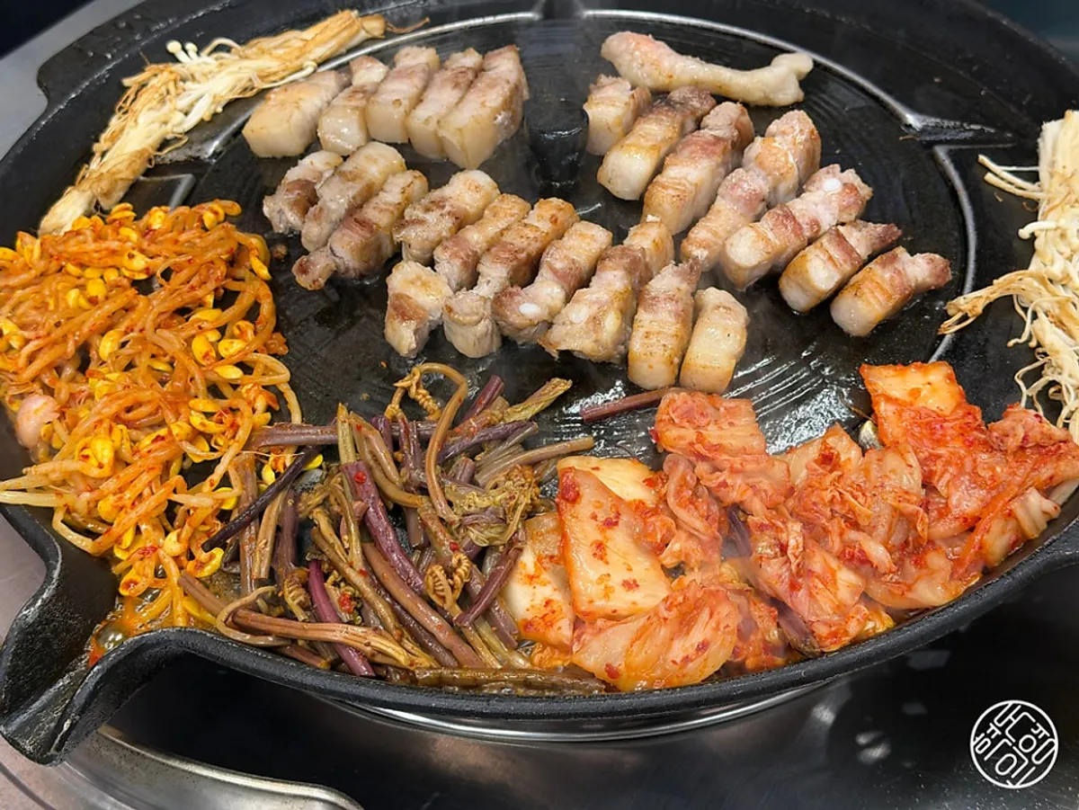 노릇하게 구워진 삼겹살 단면