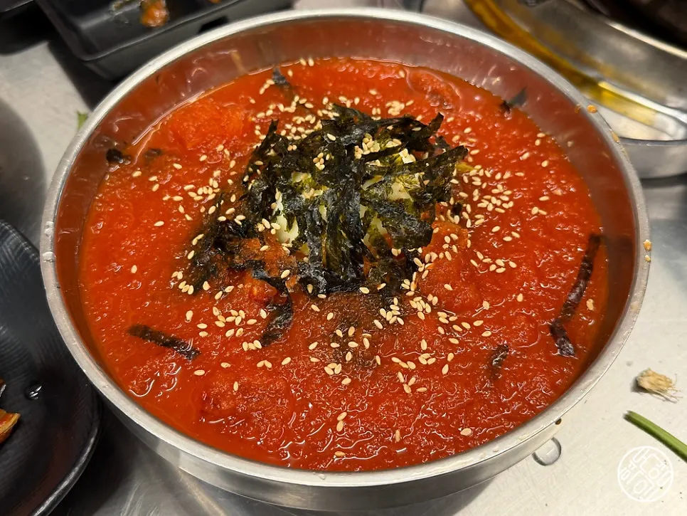 후식으로 주문한 김치말이국수