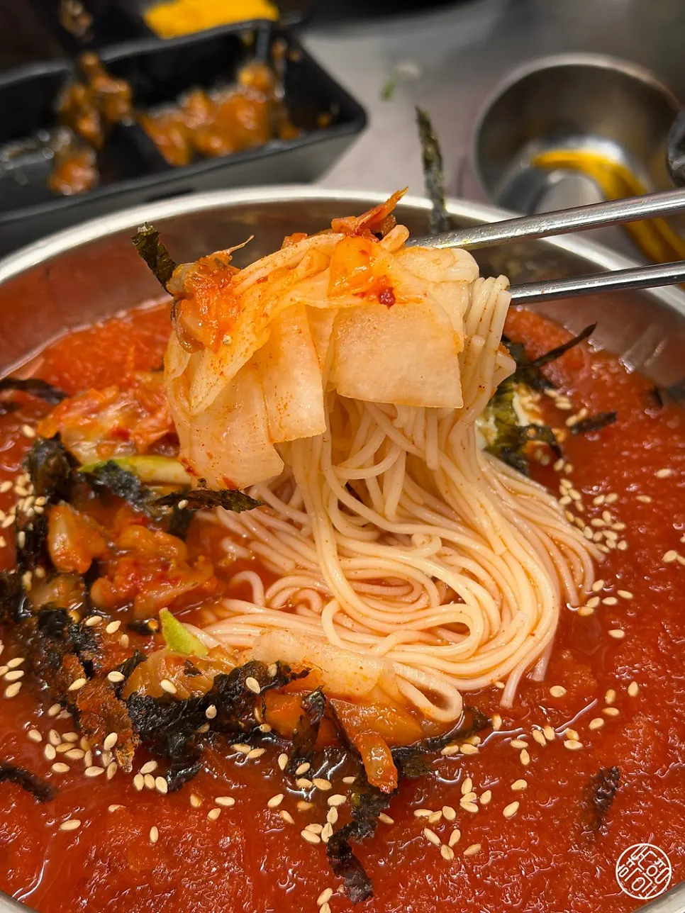 칼칼한 국물의 김치말이국수 한 그릇
