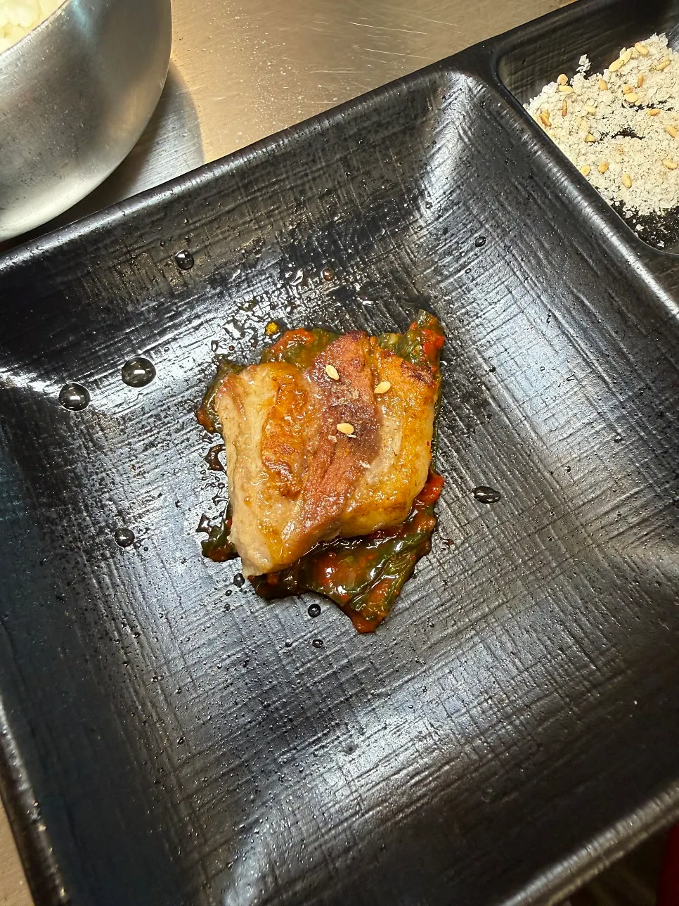 카레가루에 찍은 구운 고기 한 점