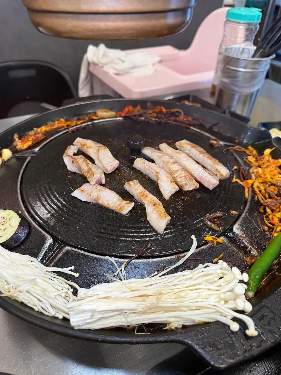 쌈장과 쌈채소를 곁들인 고기 쌈