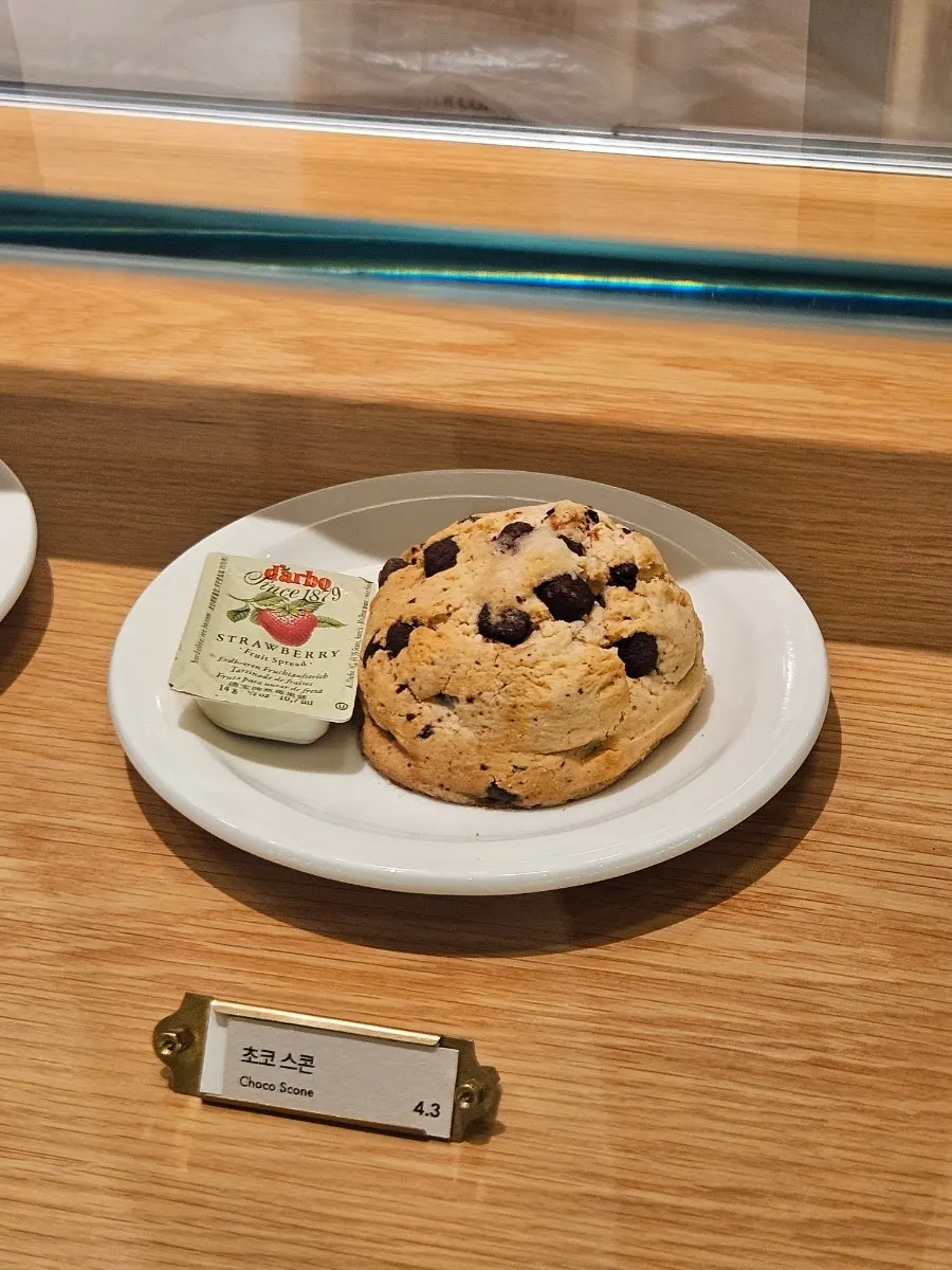 Visiting a café for dessert near Guui Station