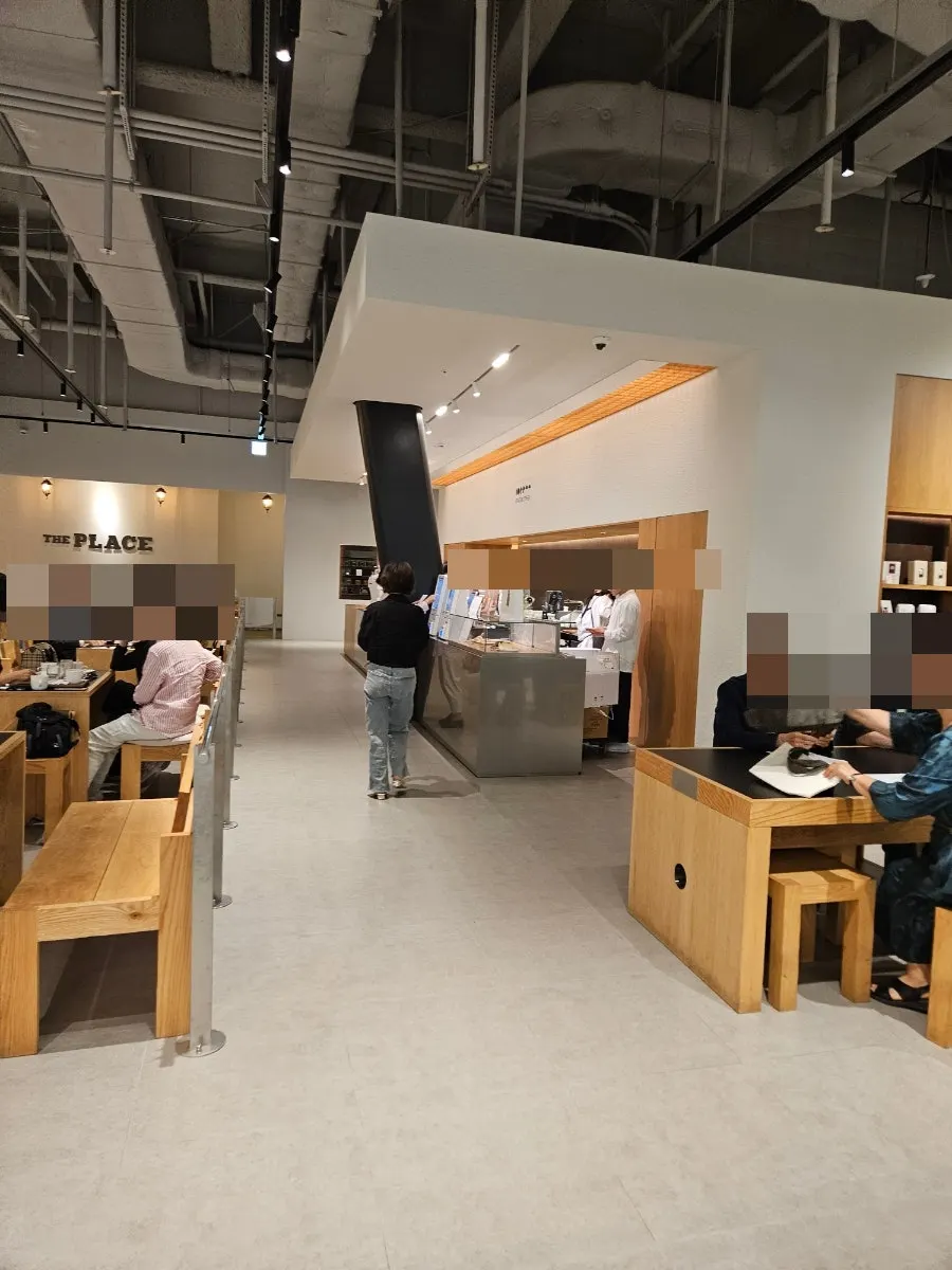 Center Coffee store at East Pole