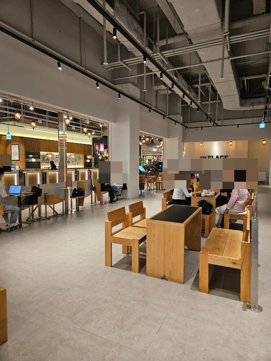 Center Coffee Guui East Pole space