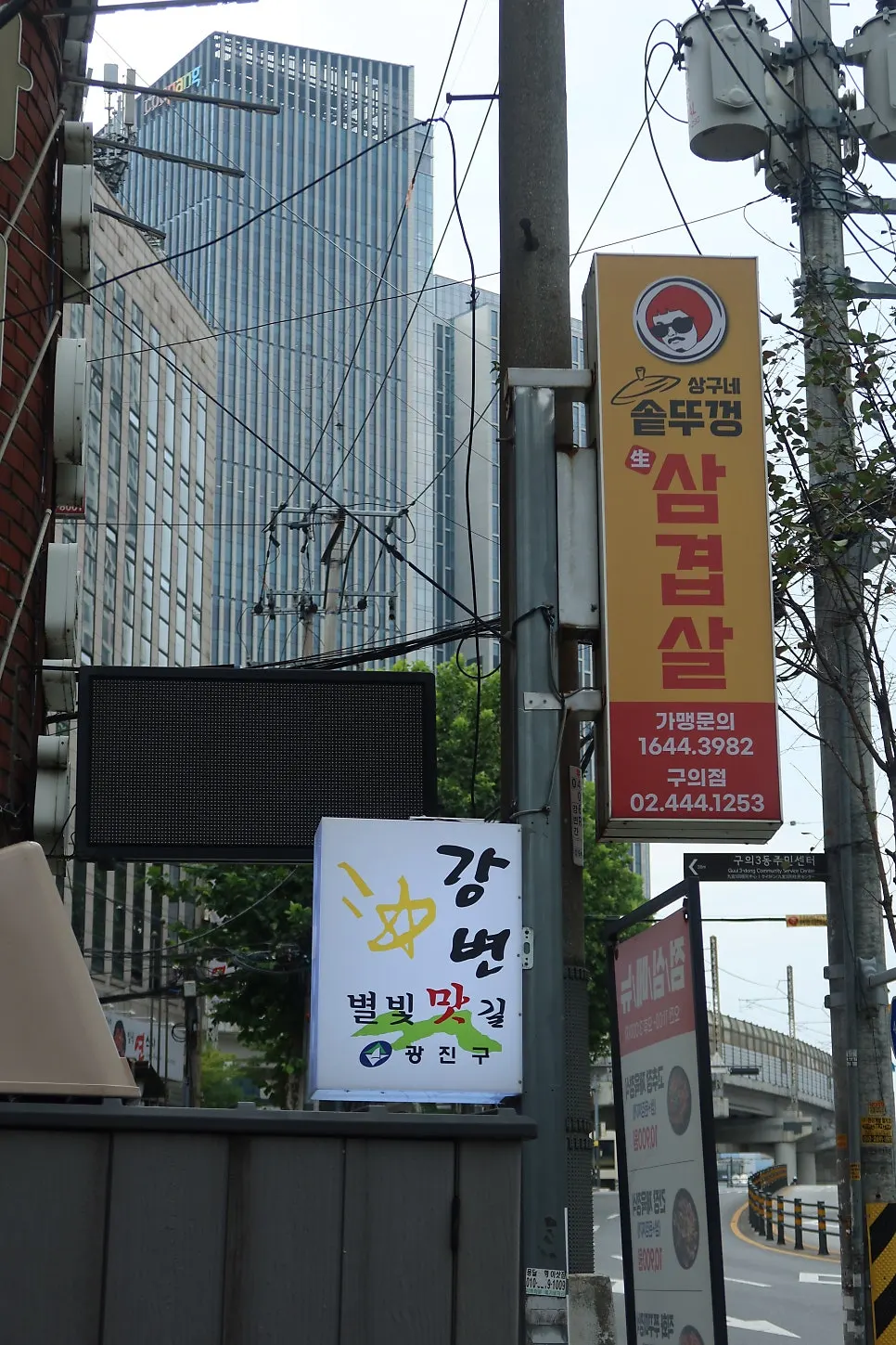 구의제3동도서관 앞 나들이 중인 17개월 아기