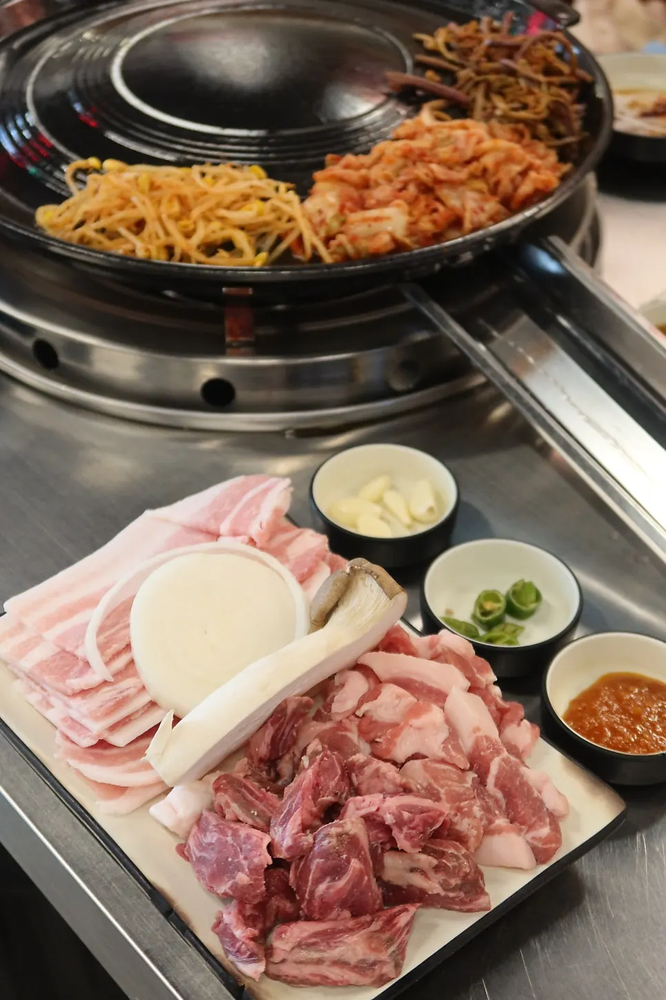 주문한 급랭 삼겹살과 쫀득살 생고기 접시