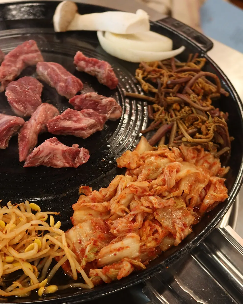 도톰한 소갈비살 고기 접시