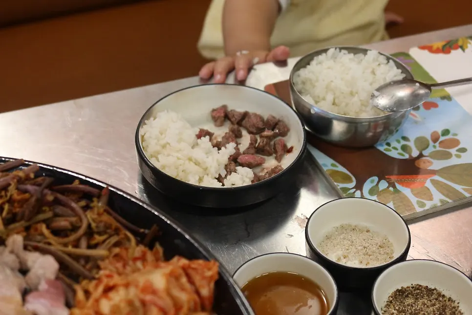 고기와 김치 고사리가 함께 익는 솥뚜껑