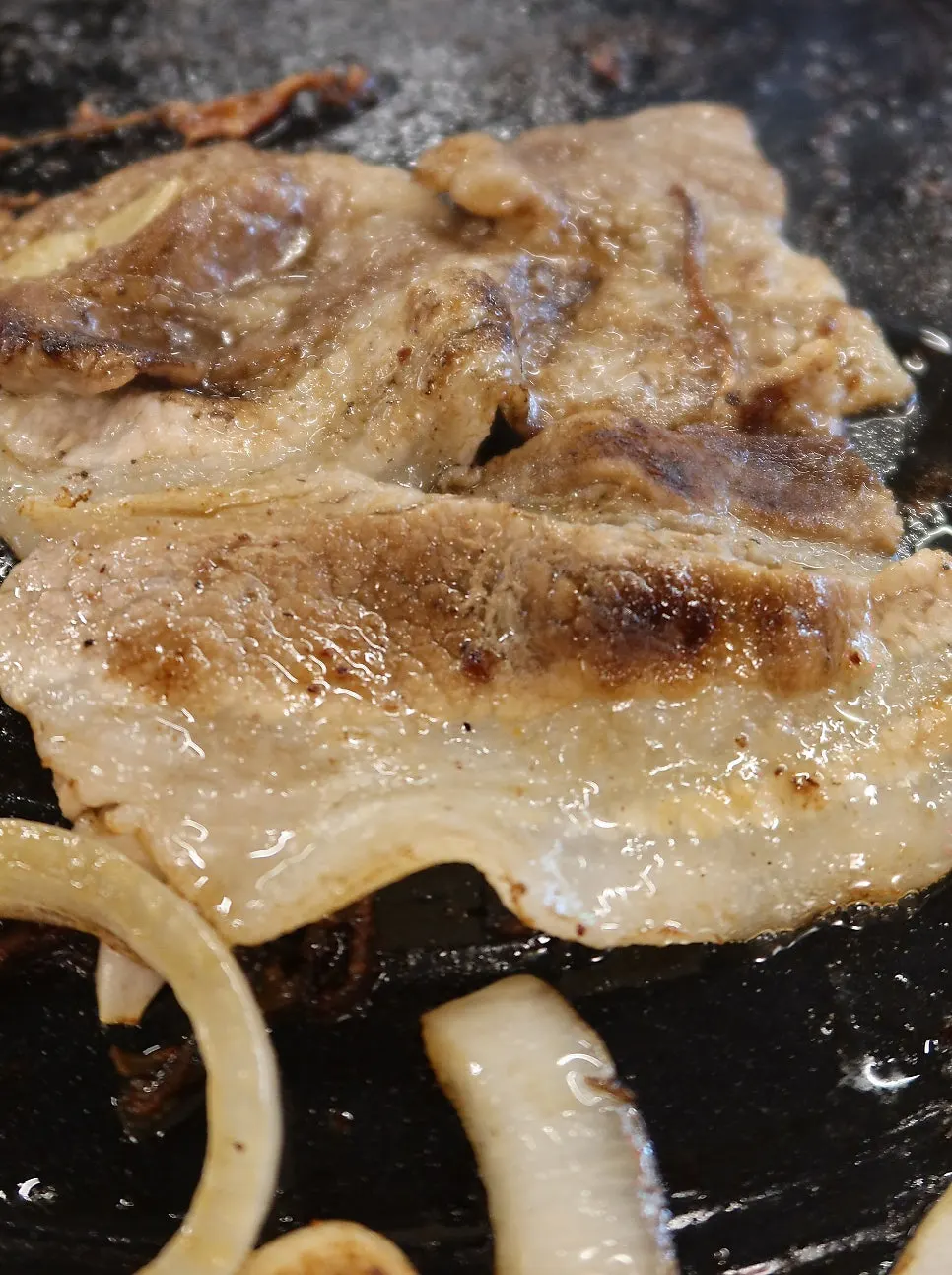 소금에 찍어 먹는 솥뚜껑 구이 고기