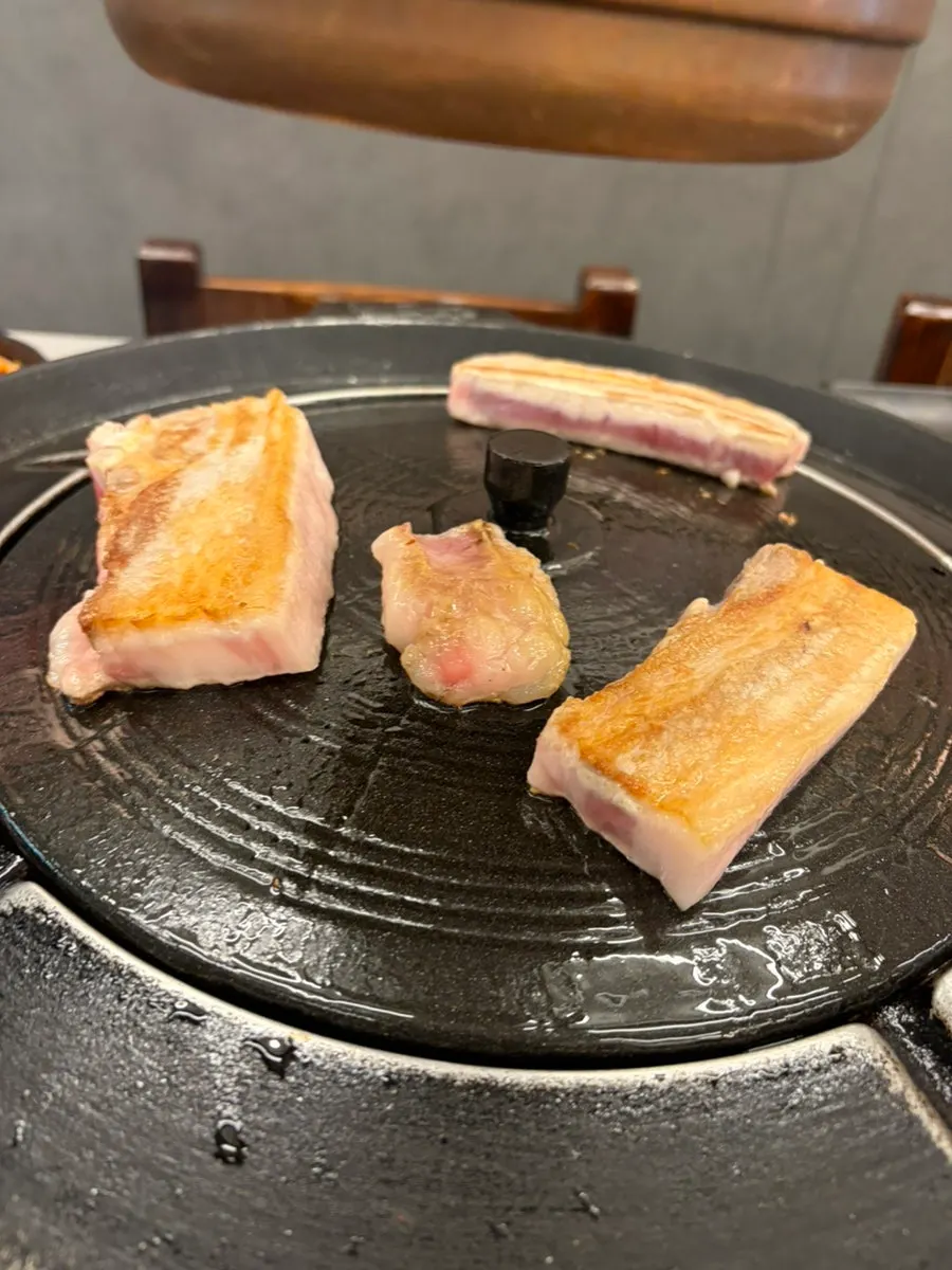 솥뚜껑에 올려진 삼겹살