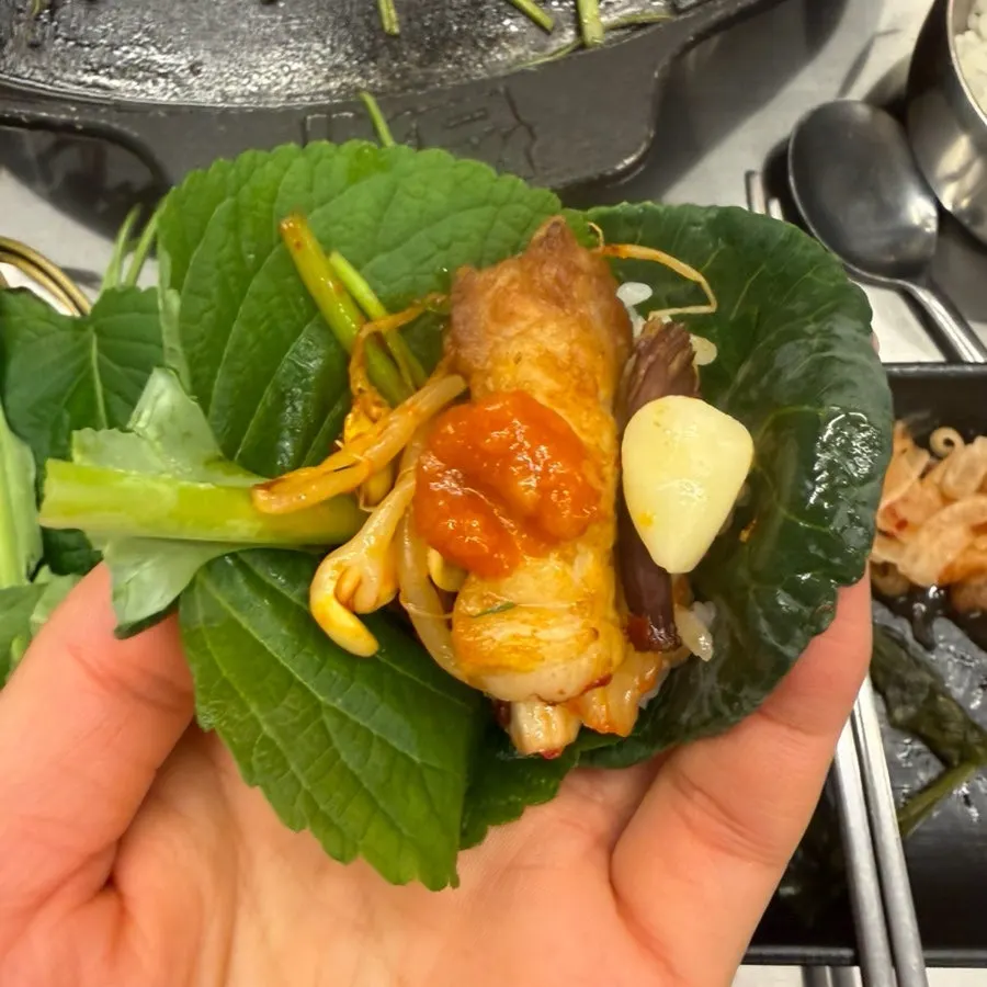 구운 김치와 함께 올린 삼겹살