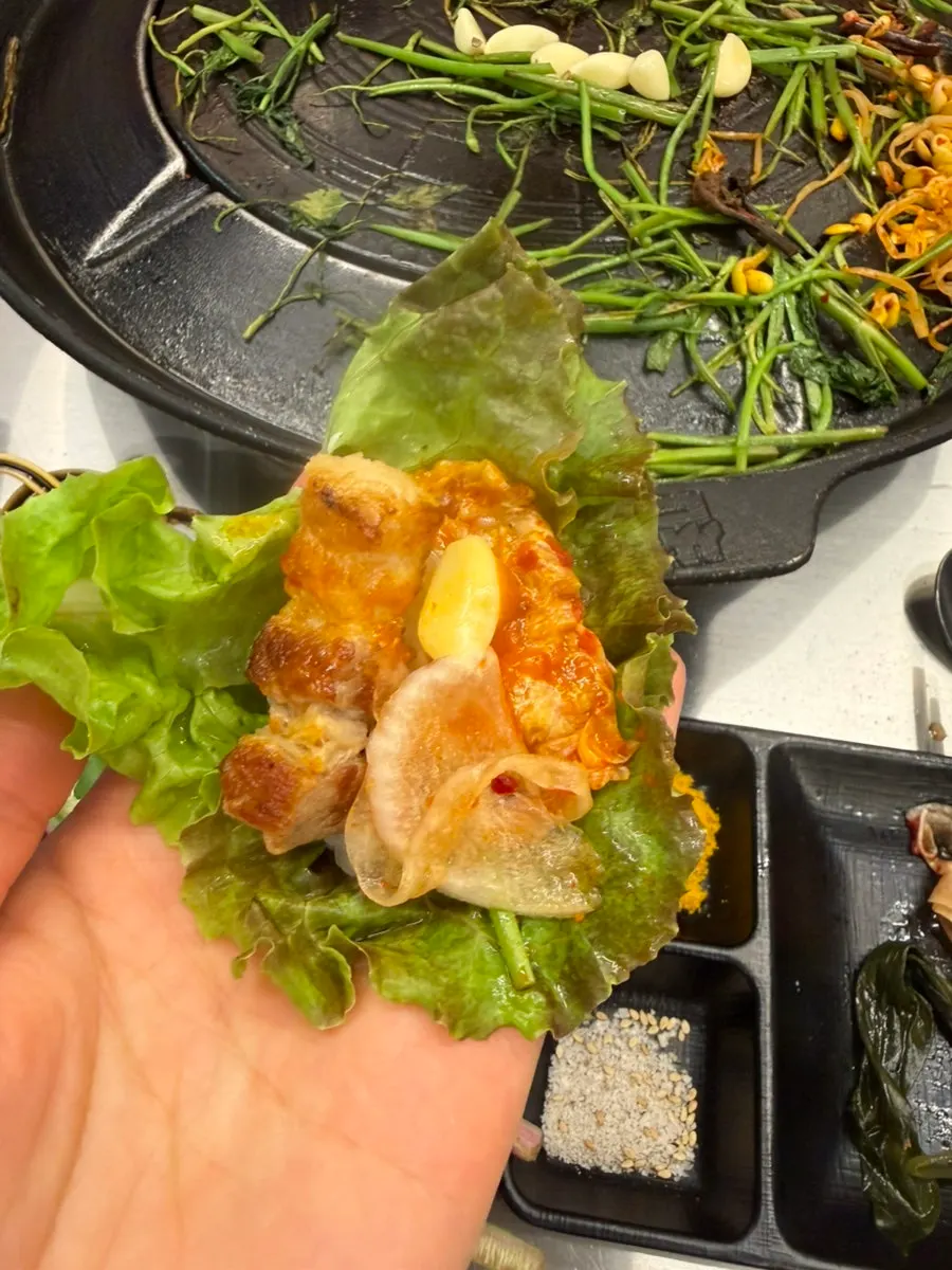 쌈채소에 삼겹살을 올린 쌈