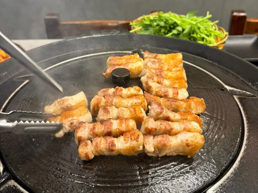 식사 마무리 솥뚜껑과 상차림