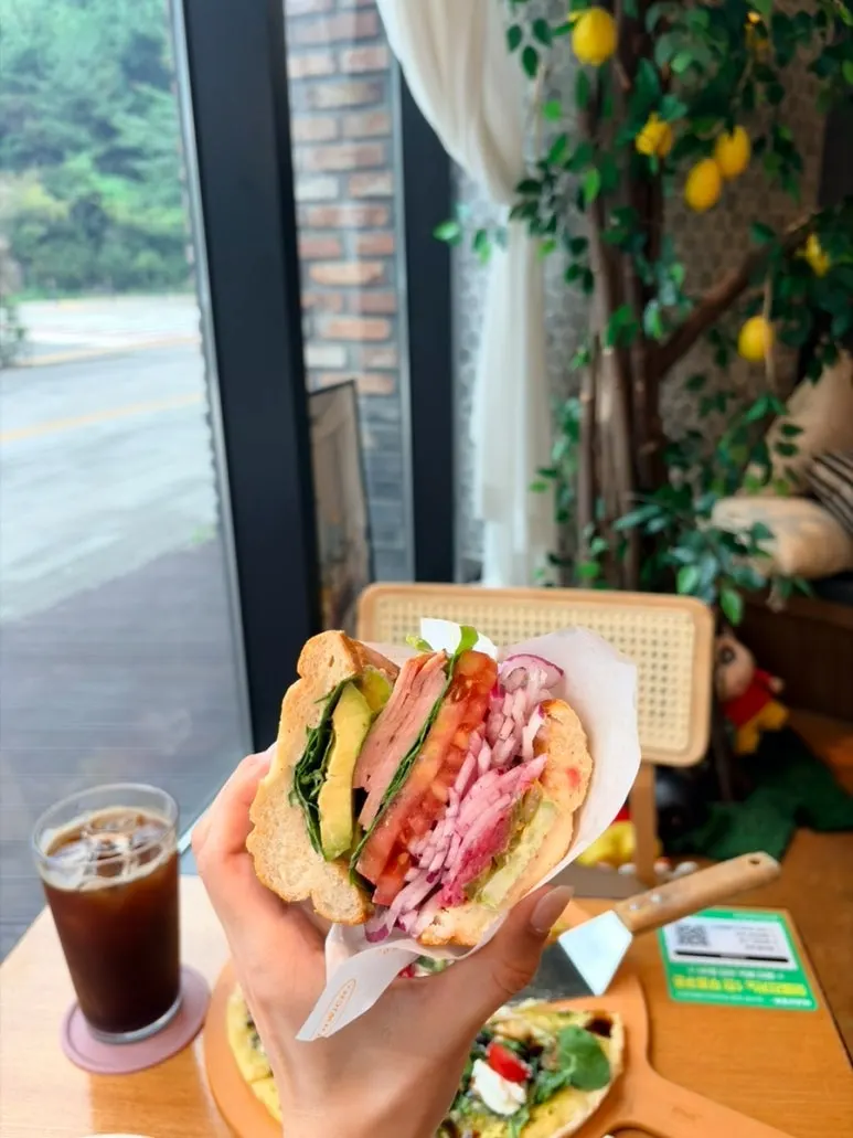 Avocado arugula sandwich fillings