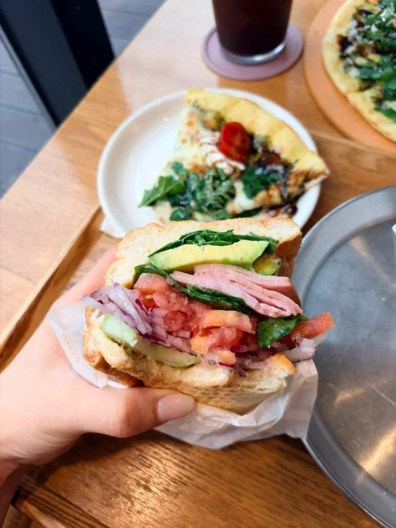 Sandwich layered with vegetables