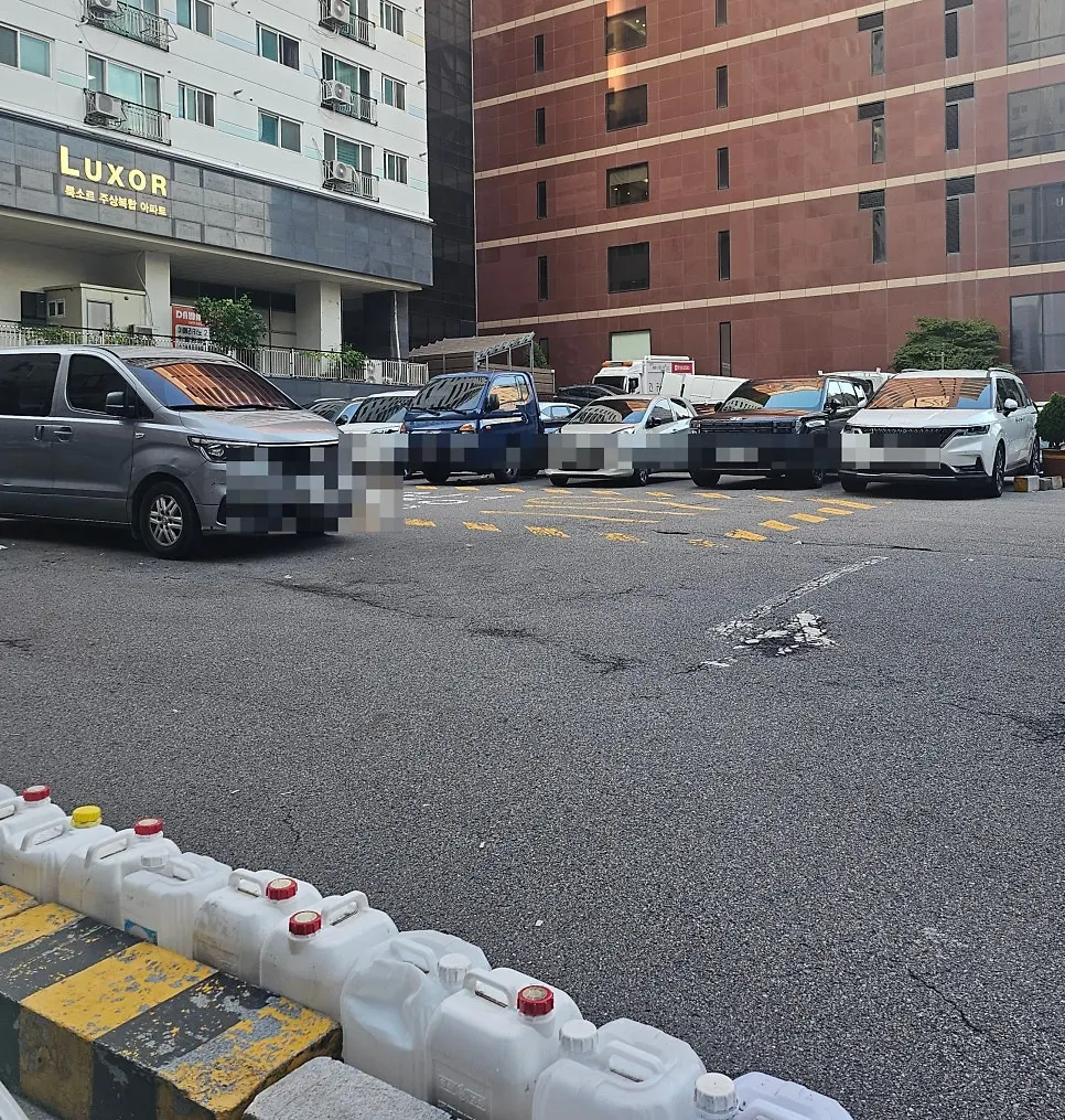 Entrance of Sip Sam Dae and nearby parking area