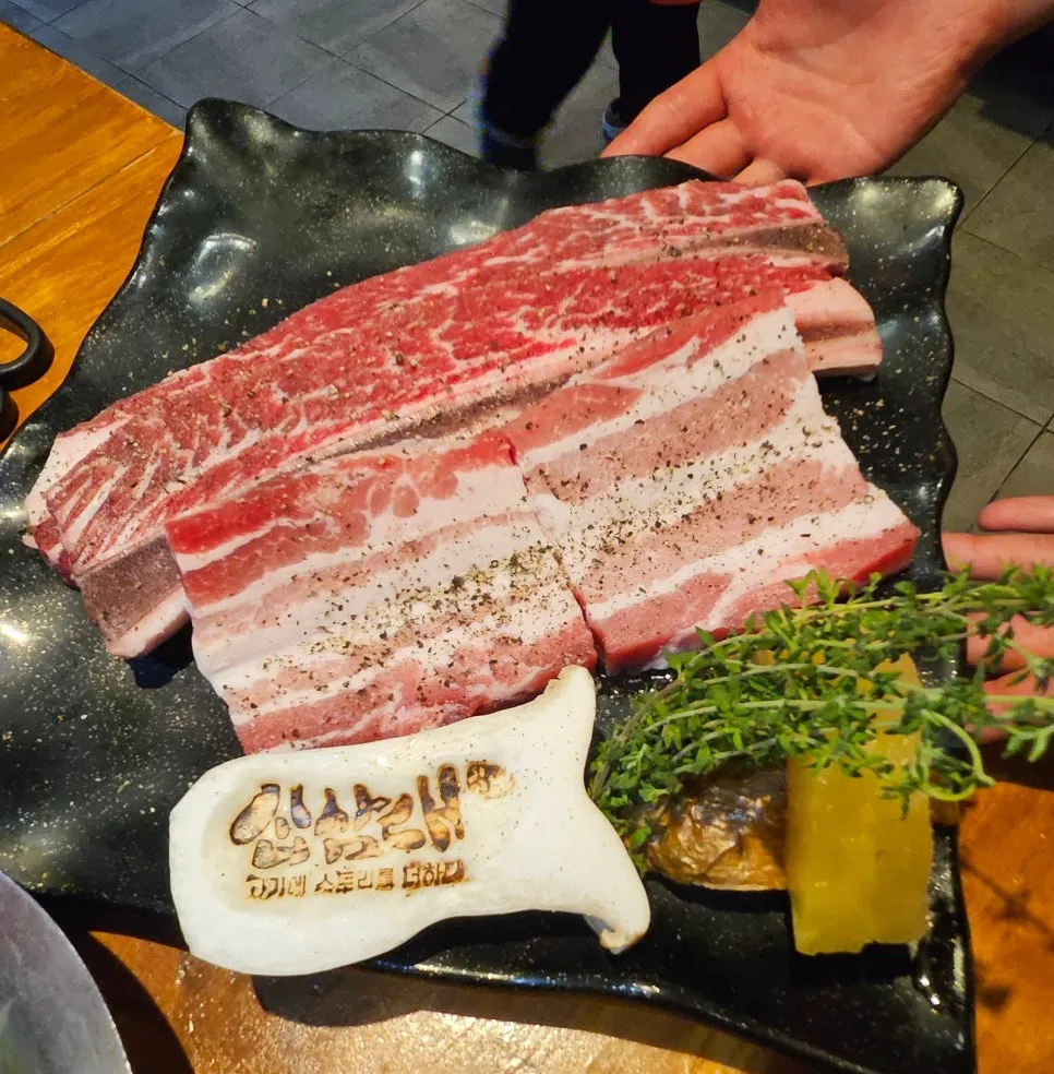 Ugalbi and thick pork belly served on one plate