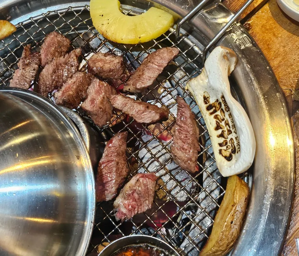 Ugalbi smoked under a dome lid