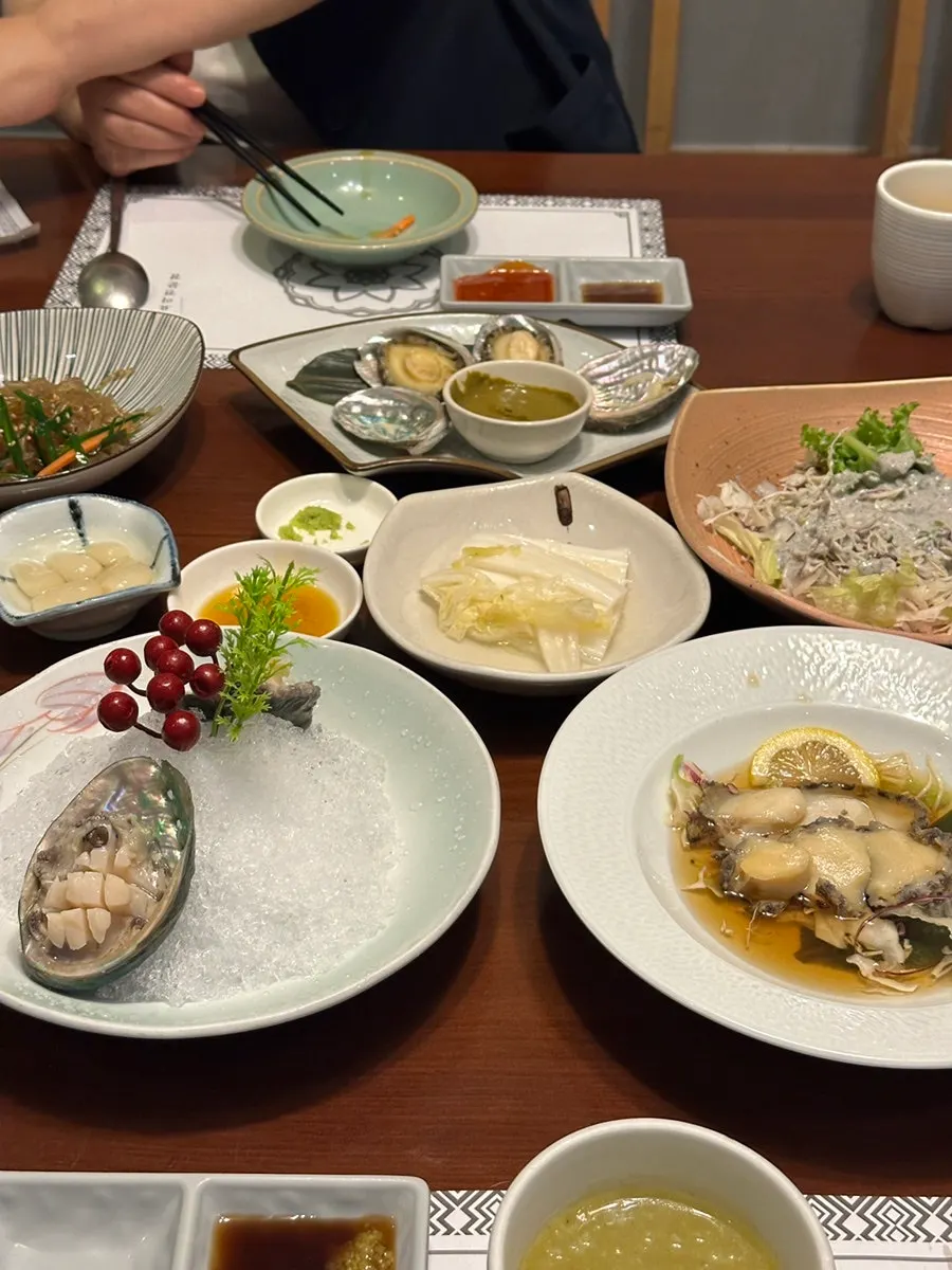내장 소스에 찍어 먹는 전복찜
