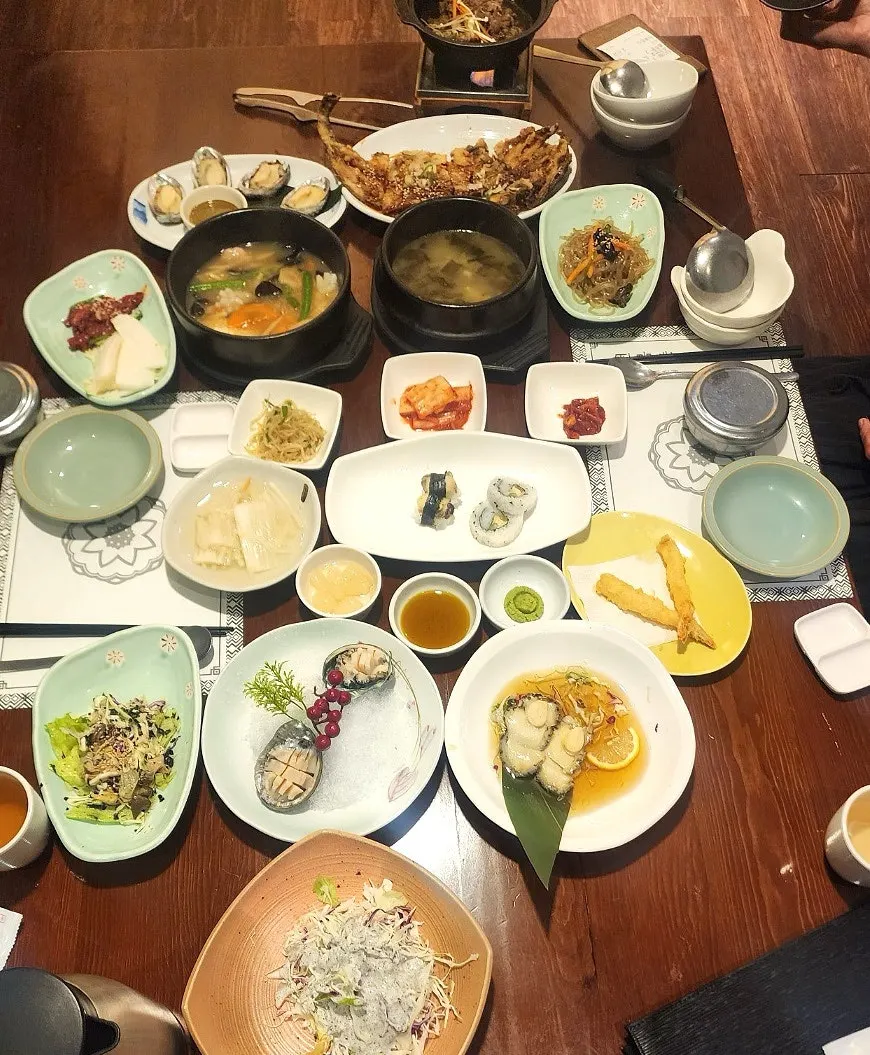 음식으로 가득 찬 전복정식 한상