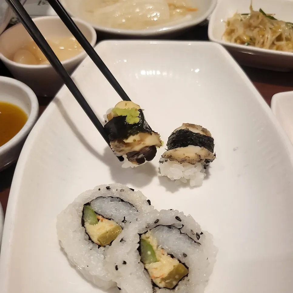 전복초밥과 김밥 한 접시