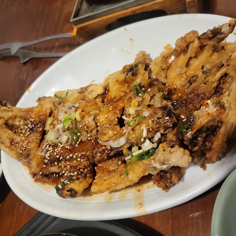 양념과 깨, 파가 올라간 코다리튀김