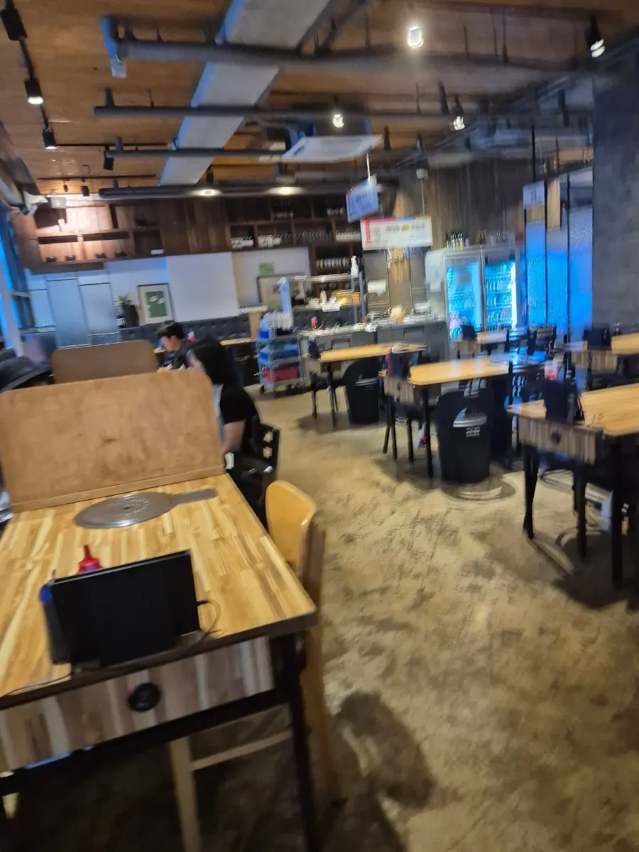 매장 내 수조와 제철 해산물
