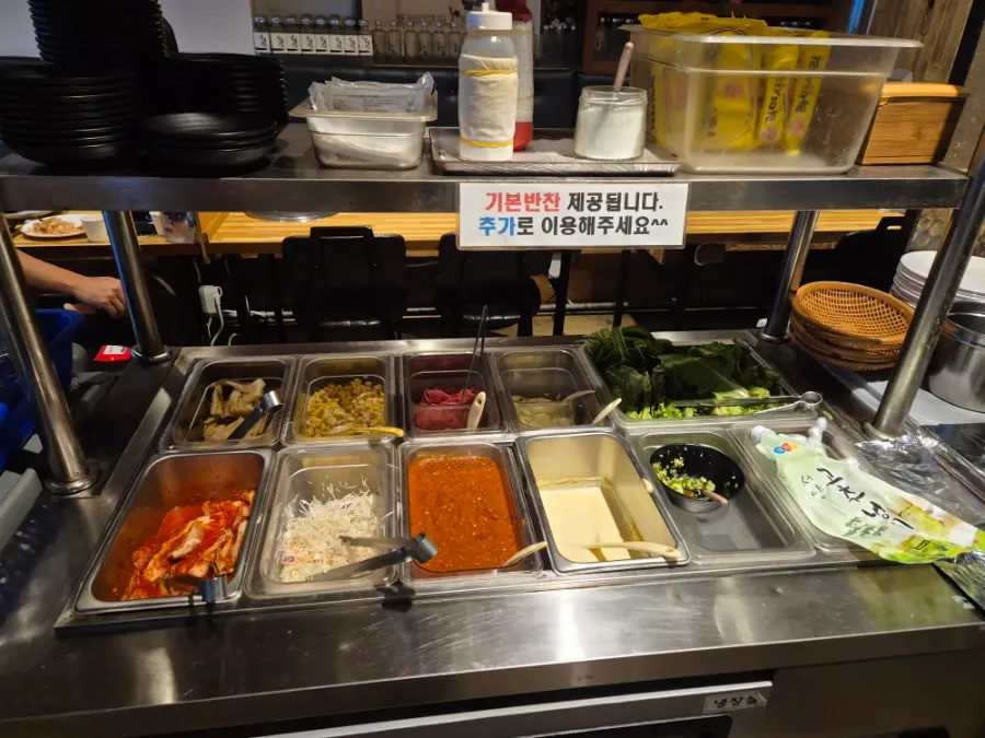 백김치 회무침 미역국 명란젓 기본 반찬 상차림