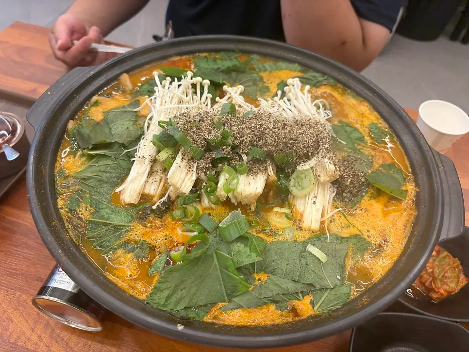 깻잎이 가득 올라간 뼈전골 한 냄비