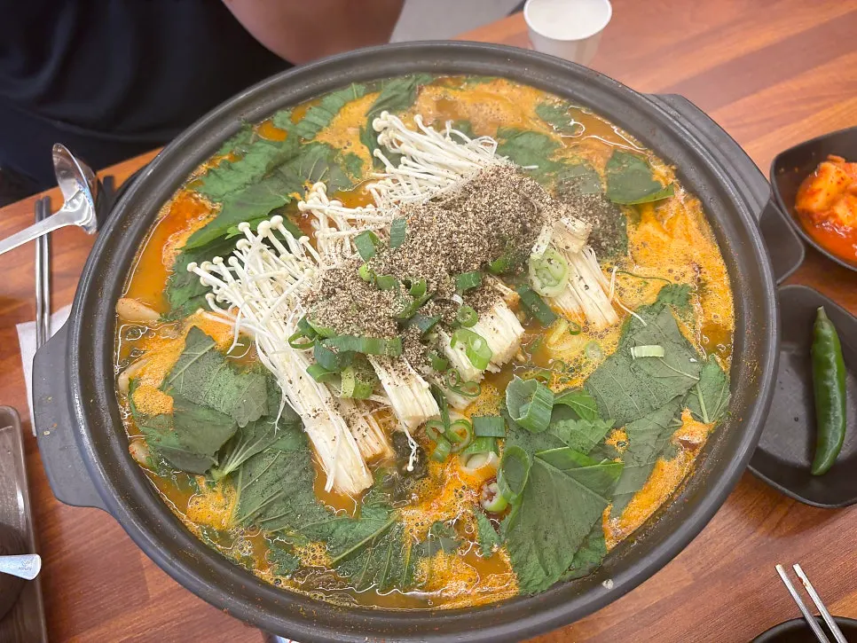 뼈와 감자가 담긴 전골 냄비 가까이