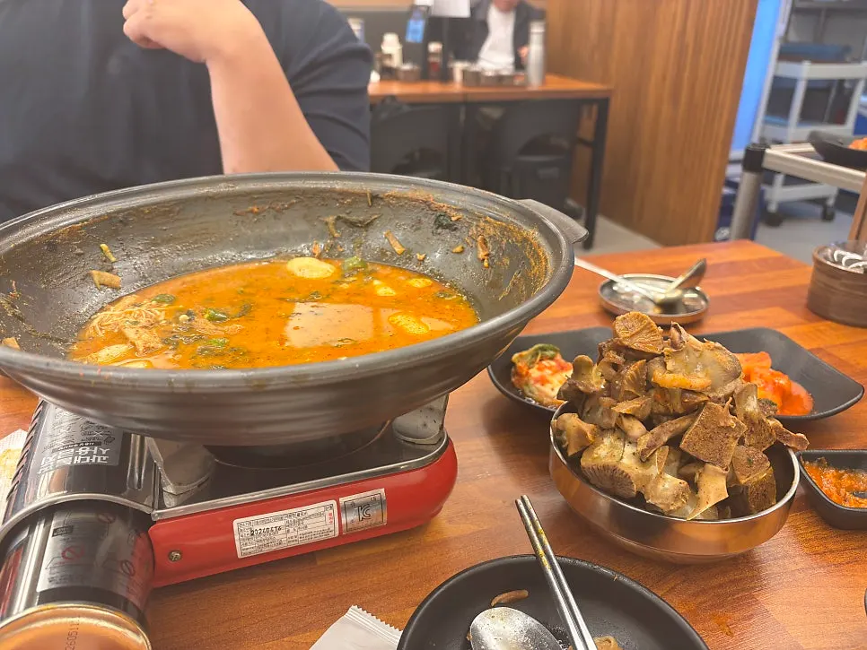 다 먹은 뼈전골 냄비