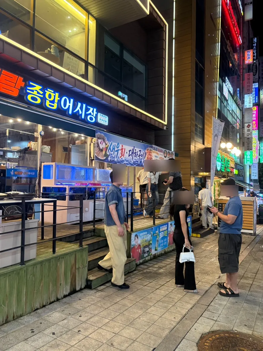 Fish tanks and fresh shrimp menu
