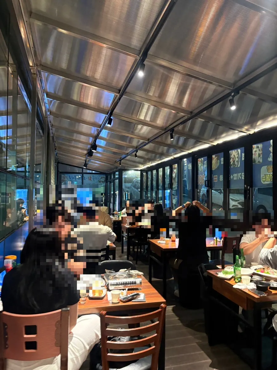 Terrace seating with an outdoor-drinking atmosphere
