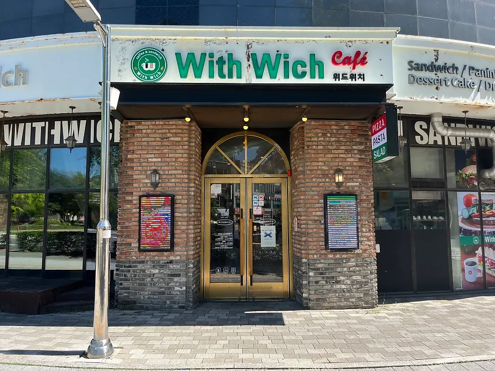 Fachada de ladrillo rojo del edificio de Withwich