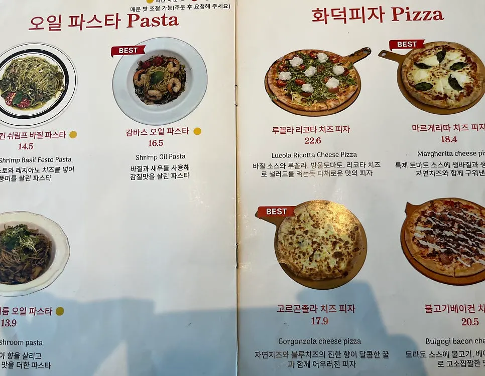 Página de la carta con pasta y pizza