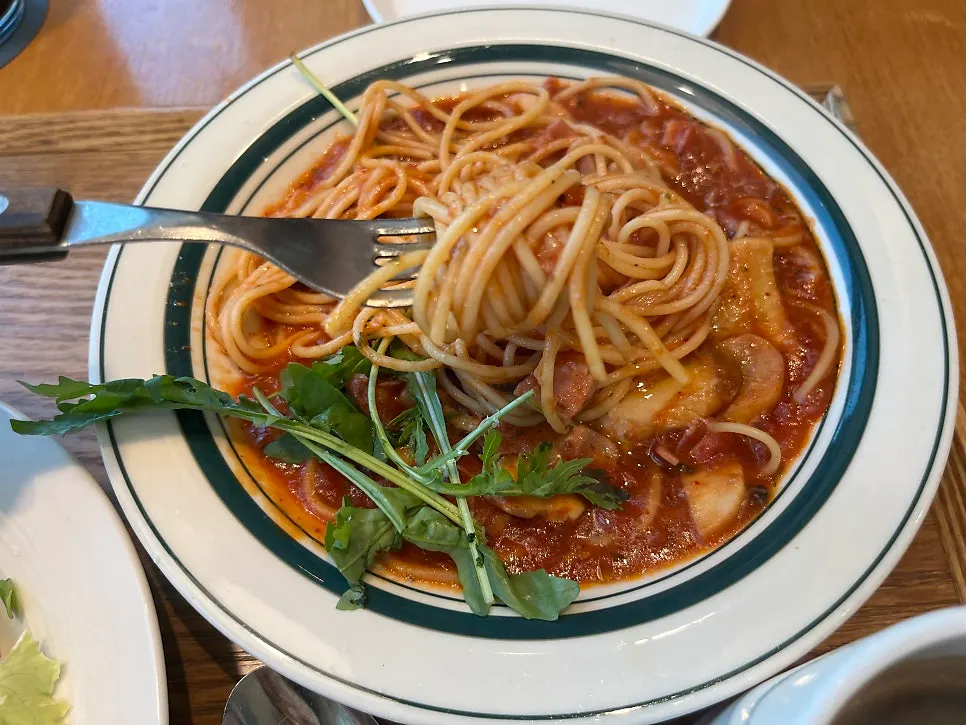 Pizza margherita de masa fina