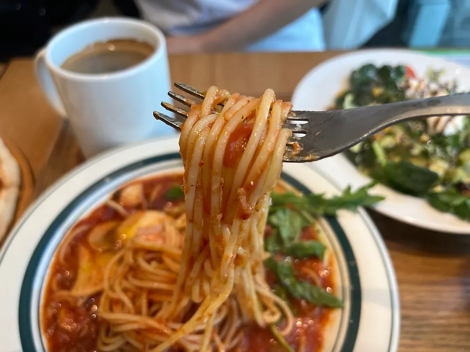 Pasta arrabbiata con rúcula por encima