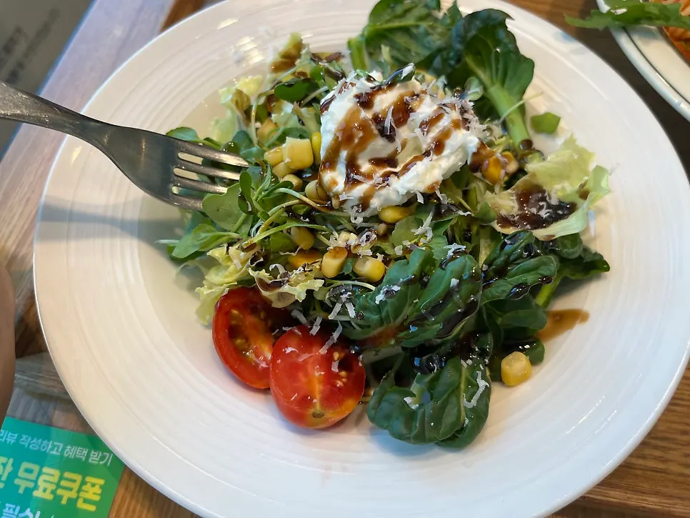Ensalada de la casa con queso ricotta y tomates cherry